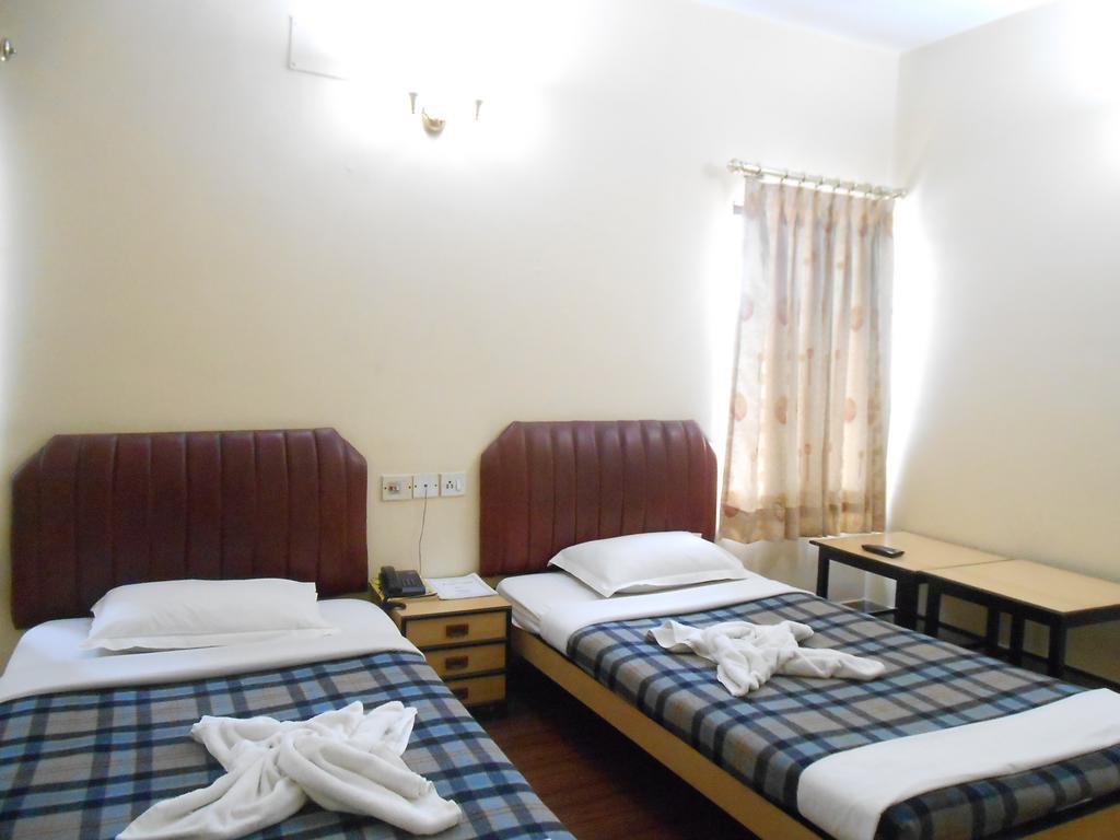 Hotel Akash Deep Колката Екстериор снимка
