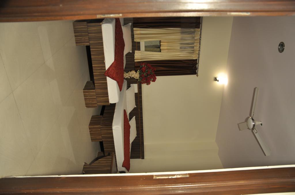 Hotel Akash Deep Колката Стая снимка